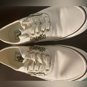 White W/flowers Vans women’s size 8.5